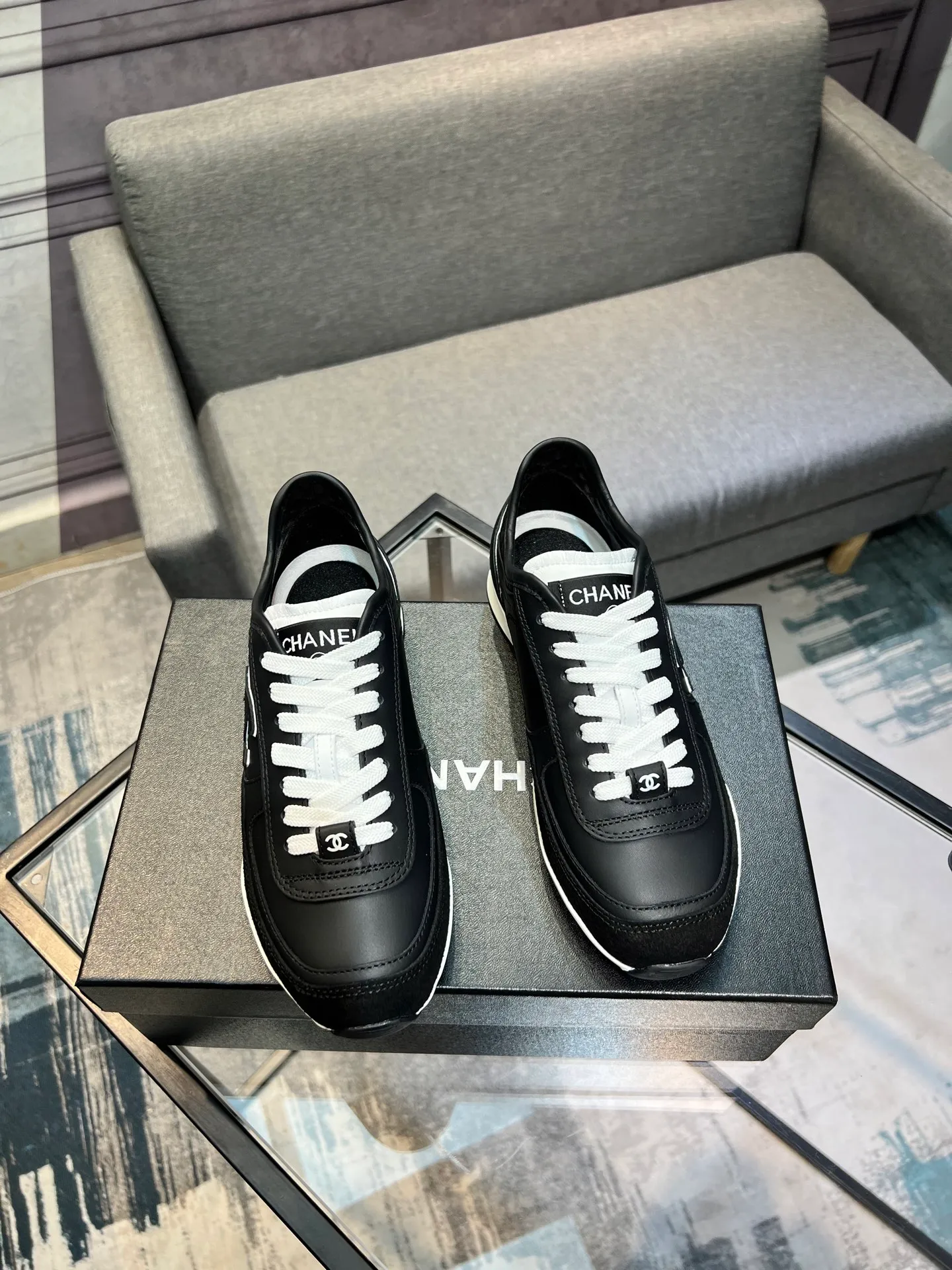 Men's men's shoes 💰620 Exclusive real shot (top version) CHANEL Chanel 2025ss color matching thick-soled casual sports shoes and sneakers. The counter is synchronized. The counter is very popular. A shoe that is very difficult to buy. The most popular thick-soled panda shoes on the Internet. It can be imagined that Xiaoxiang control can't miss it. It has both good looks and comfort. Simple and versatile white shoes. The thick sole increases the height and is super versatile. Close your eyes and wear it. Whoever wears it will look better. Upper: calfskin Lining: imported sheepskin lining Outsole: TPU original outsole Size: 35-44 (customized for women 41 and 40, and 45 for men)